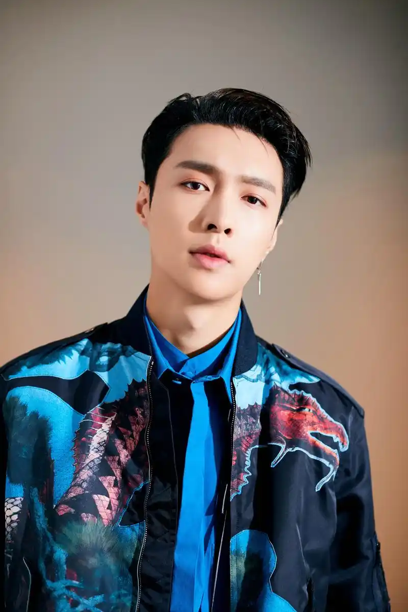 张艺兴作为valentino大中华区男装首位且唯一代言人,身穿蓝色衬衫帅气