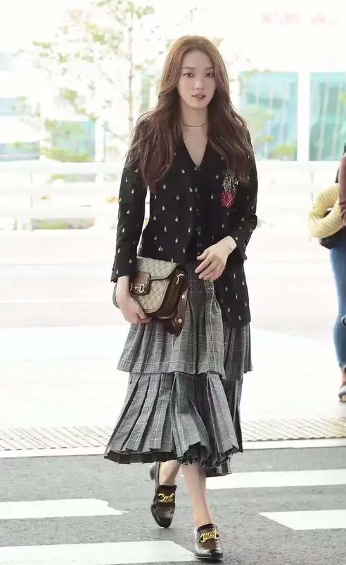 原创杨幂热巴又把这5款包包带"火"了,时髦又百搭,明星们都抢着背