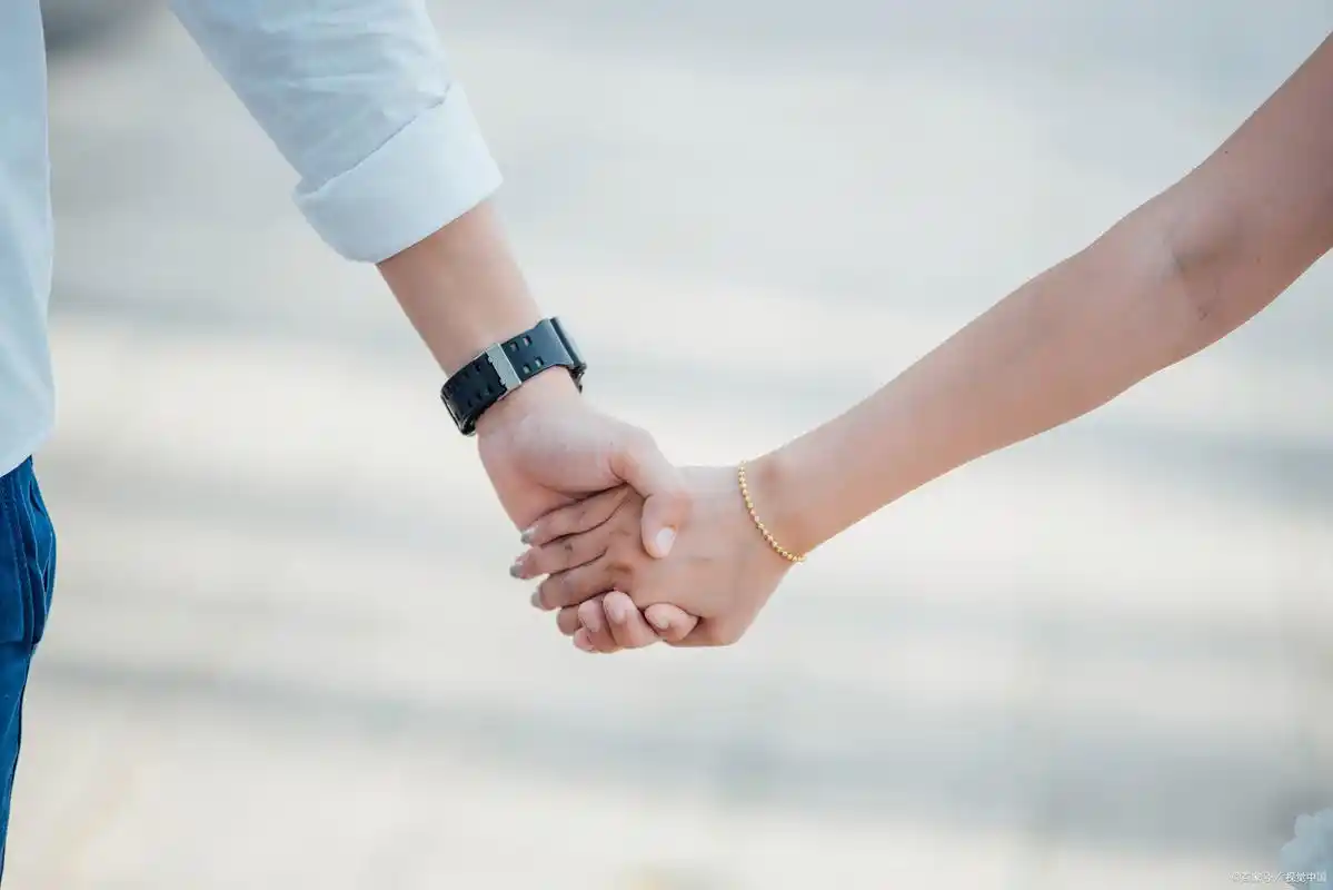 牵手之艺:如何优雅地牵起女朋友的手?