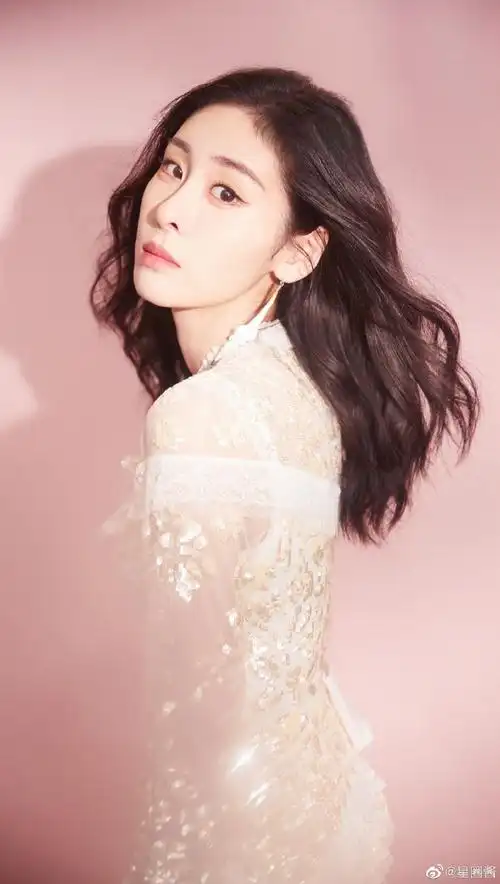 张碧晨说本月微博自拍已达标下个月见