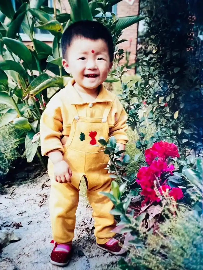 童年照片.#老照片里的旧时光 #童年回忆 20岁以前没留过长 - 抖音