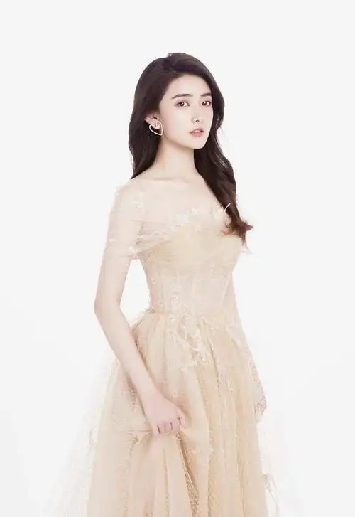 女演员梁洁一袭粉色长裙清爽甜美写真