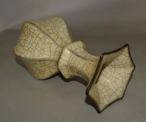 宋崇宁五年汴京官窑王家窑造开片铁线花口瓶