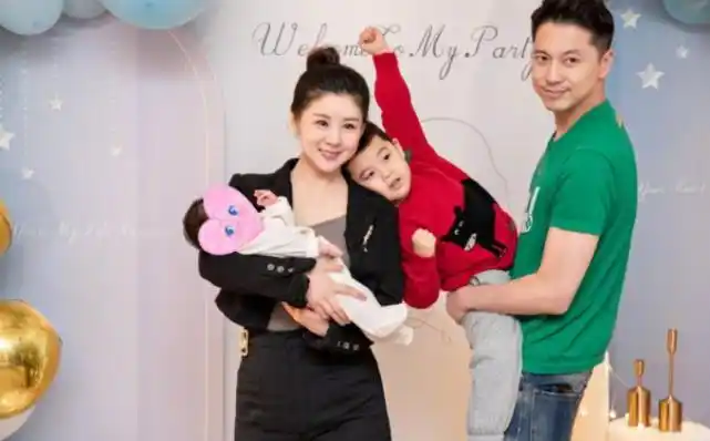 王雷|王雷李小萌为二胎庆满月,哥哥贴心照顾弟弟,一家四口同框超温馨