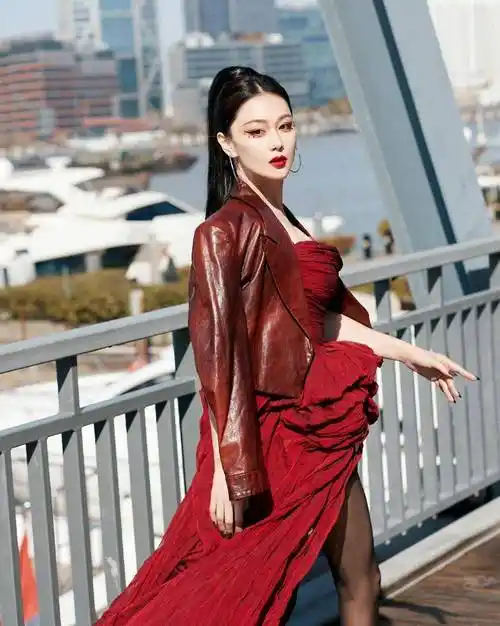 张馨予新造型美回婚前性感模样!