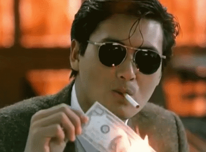 周润发1955年出生于香港一个贫苦家庭,父亲好赌,兄弟姐们很多,日子过