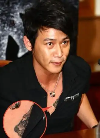 鲍蕾而纹身的,他的老婆属相是兔,陆毅属龙,所以他的龙蟠玉兔纹身