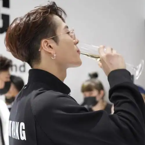 啧啧啧,王嘉尔这优越的后脑勺我再次沦陷了_王嘉尔_影视_明星娱乐资讯