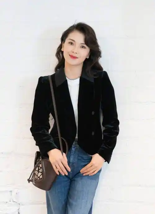 刘涛发布黑丝绒短西装造型随拍 优雅大方气质绝佳