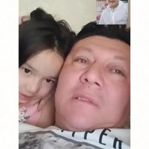 疫情原因妈妈不在家爸爸照顾哥哥和妹妹