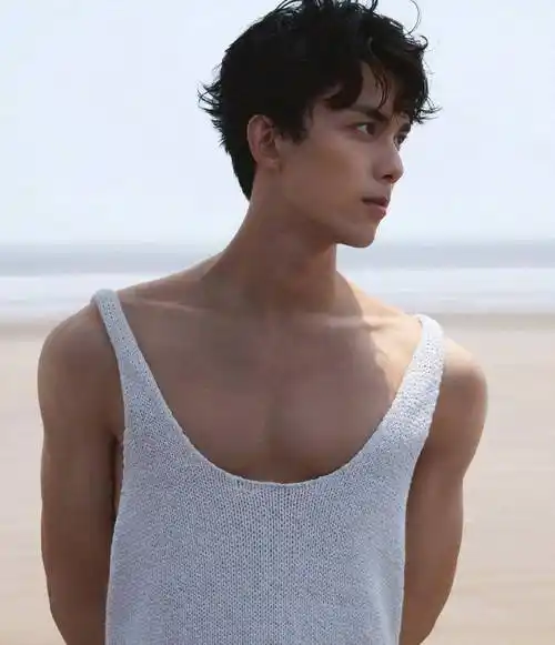 吴磊的leo杂志大片曝光,八块腹肌可迷人,粉丝:孩子长大了呀～_黑色