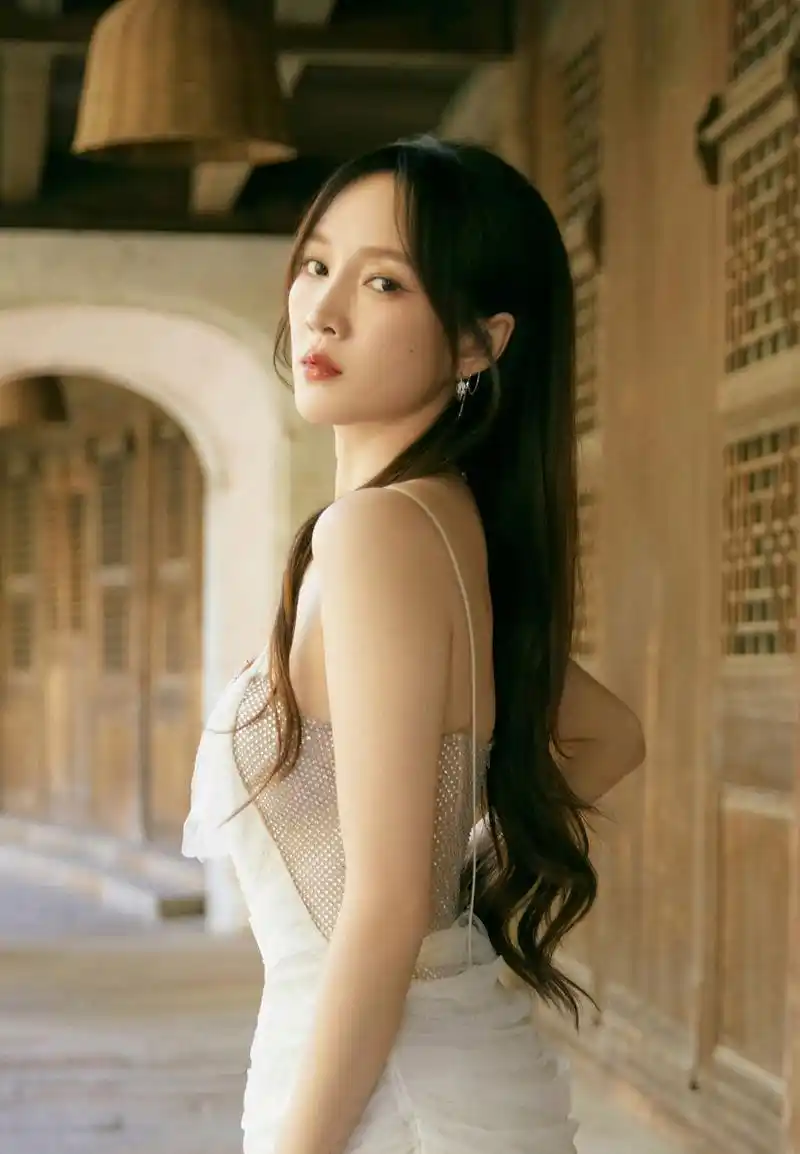 孟佳,白色吊带纱裙,性感迷人!