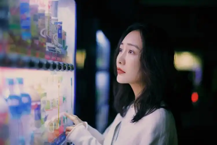 王鸥分享夜景街拍 完美侧颜获赞