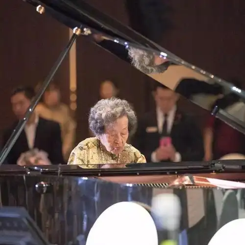 巫漪丽还参加了新加坡鼎艺团的筹款晚会,弹奏《梁祝》