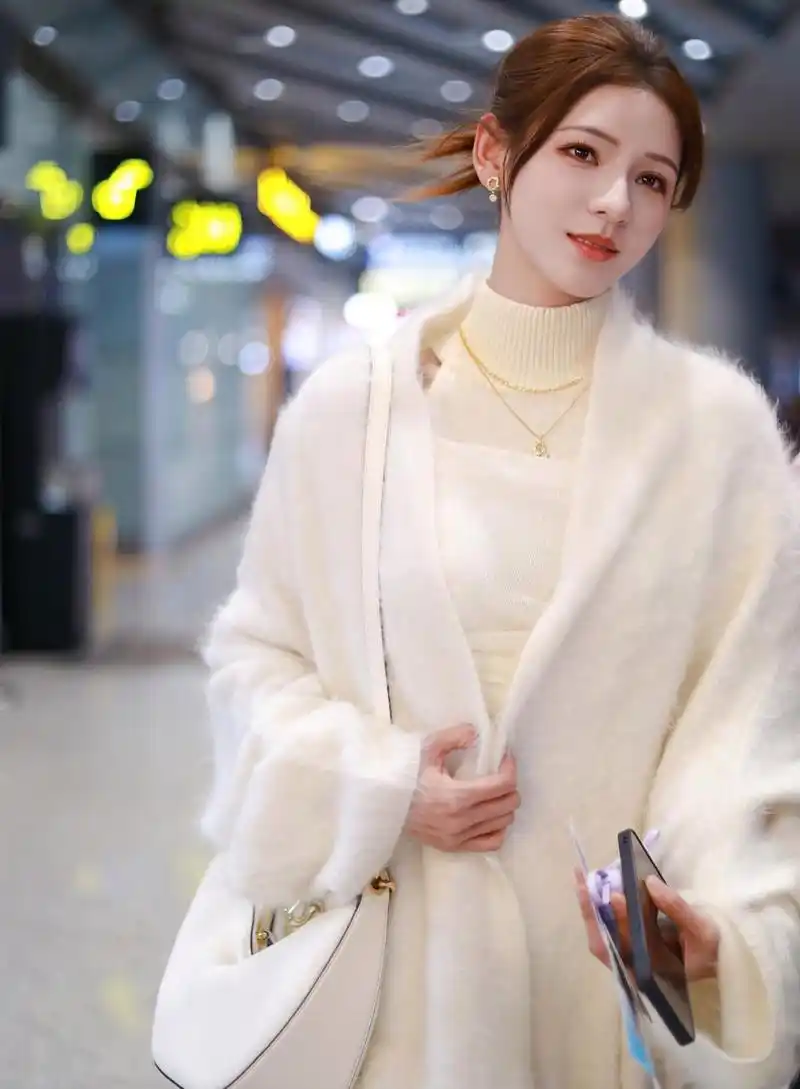 张予曦的机场穿搭真好看,清新俏丽,又美又温柔!