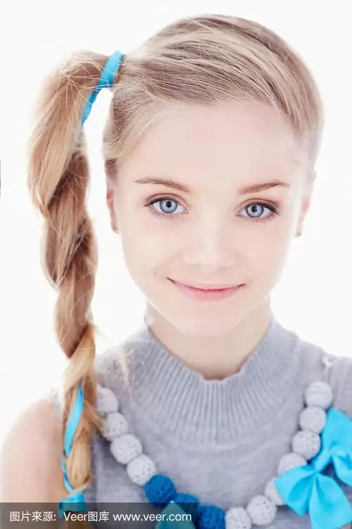 金色头发,女孩,注视镜头,蓝色眼睛,垂直画幅