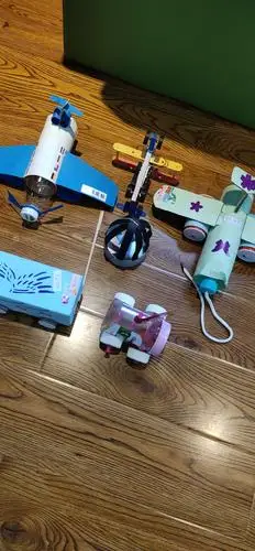 废旧材料是日常生活中常用的可再生的安全又卫生的废品,每一个对孩子