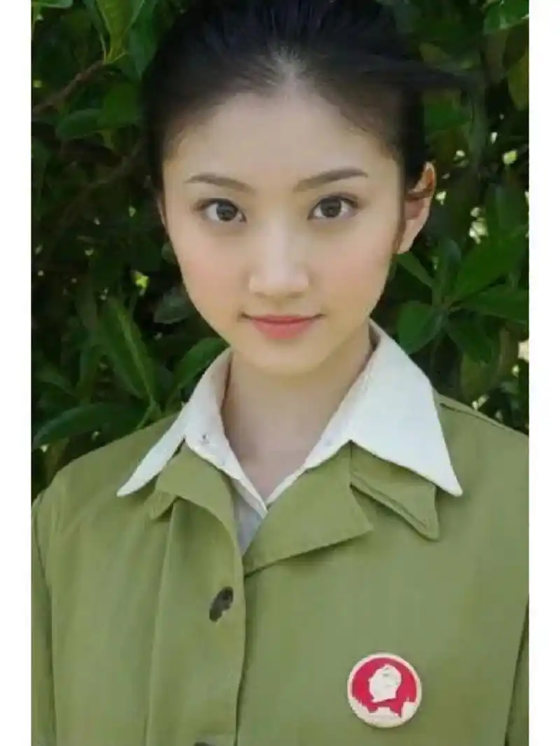 刚出道的景甜可爱得像个水蜜桃!