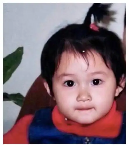 关晓彤的童年照和现在基本没有什么区别,和小时候简直是一模一样啦