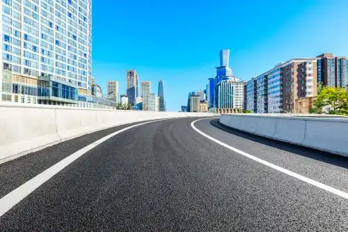 中国北京的沥青路面和现代城市商业建筑.