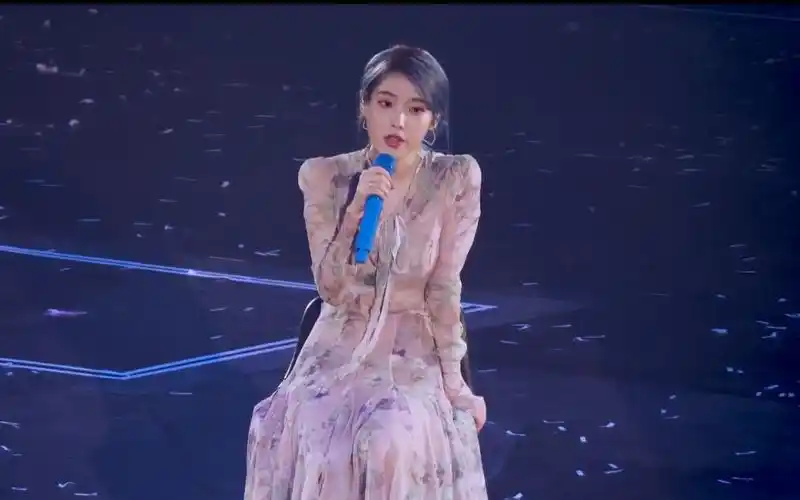 宛如清唱的演唱会舞台 李知恩(iu) - the station【2019 iu love poem