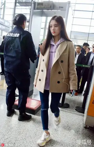 1/ 12 2018年11月30日,上海,鞠婧祎现身机场. 她身穿米色外套 卫衣.