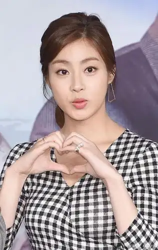 微胖的韩国女星姜素拉,白皙的肌肤和珠圆玉润的身材是如此亮眼