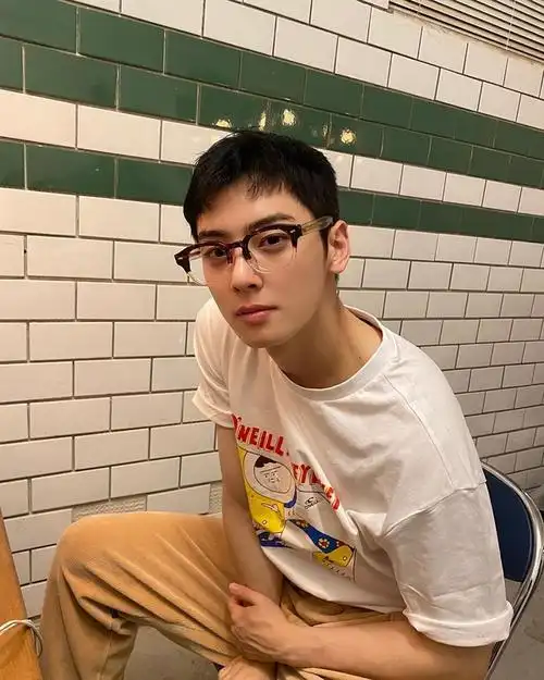 求男爱豆戴眼镜照片