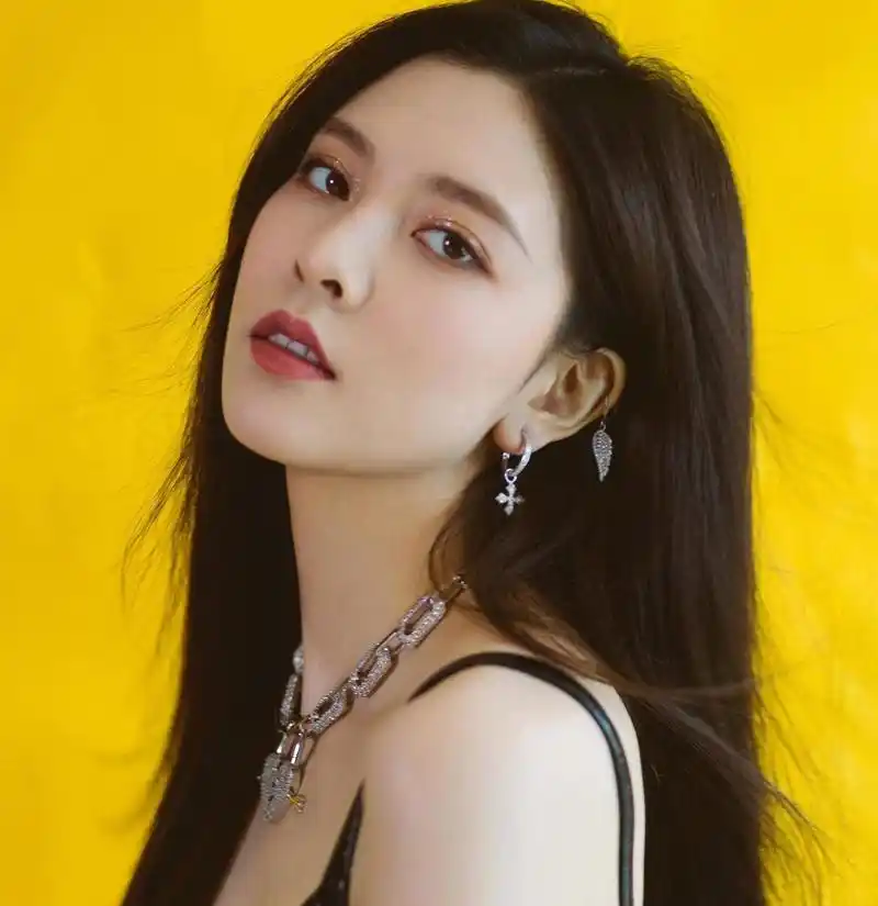 28岁宋妍霏,真是性感啊!长相"妖艳"身材好迷人!