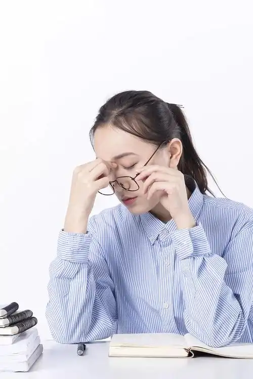 近视600度的姑娘想做手术摘镜医生一眼发现她的眼睛里有大问题点击