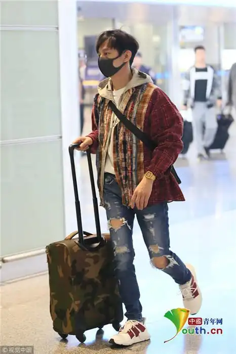 何炅推行李箱走路带风 破洞裤"乞丐衫"搭配吸睛