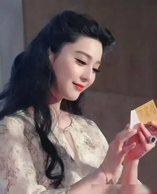 范冰冰果然是直男的心头肉,看到这组照片就懂了,真不愧是人间富贵花