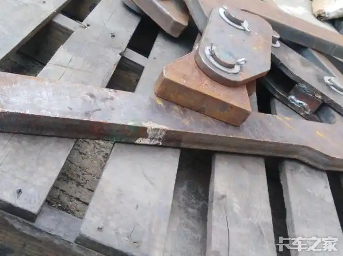 卡友们,后八轮自卸车的后门7字钩,这个厚度耐用不