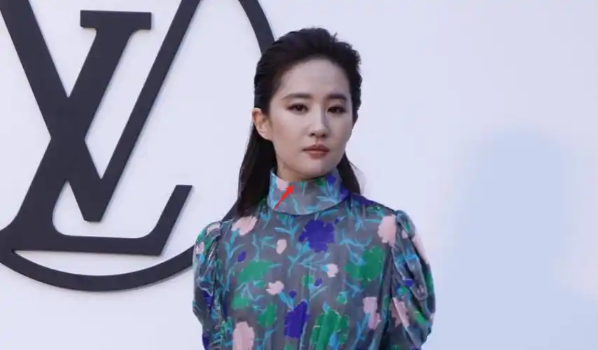 lv活动这一天,刘亦菲的"大饼脸",治好了多少女生的身材焦虑