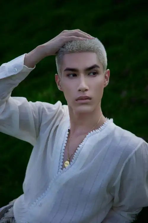 米卡|栗色寸头,流苏腰带,深v白衬…清爽又温柔的夏日缪斯～#星装k