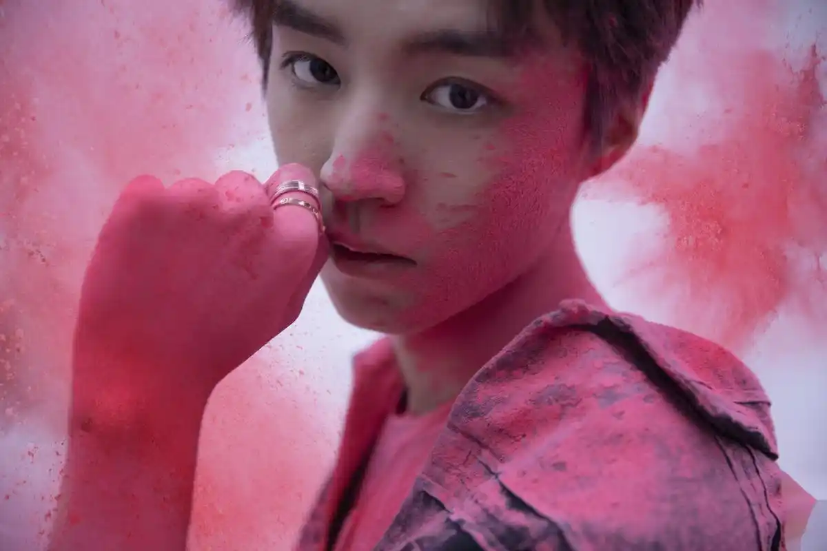 王俊凯登上《睿士ellemen》2020一月刊粉末大片今日释出,身穿飘带西装