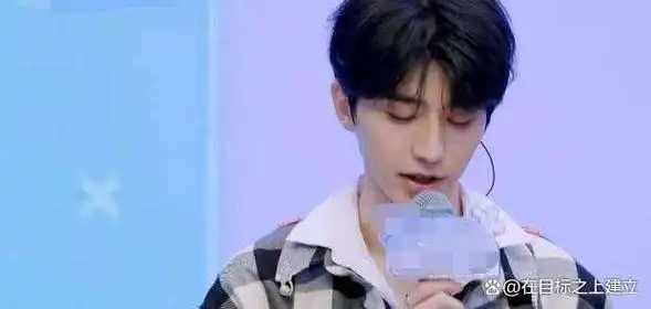 蔡徐坤公开新歌别人都超激动谁注意刘雨昕不愧是见过世面的