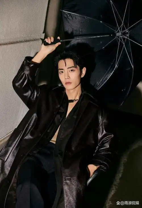 肖战黑色皮衣显风流,看秀造型万众瞩目