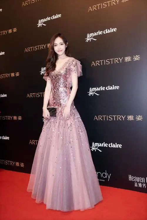 唐嫣嘉人中国风#糖总红毯美图来啦[噢耶]身着玫瑰金色礼服的糖总时尚