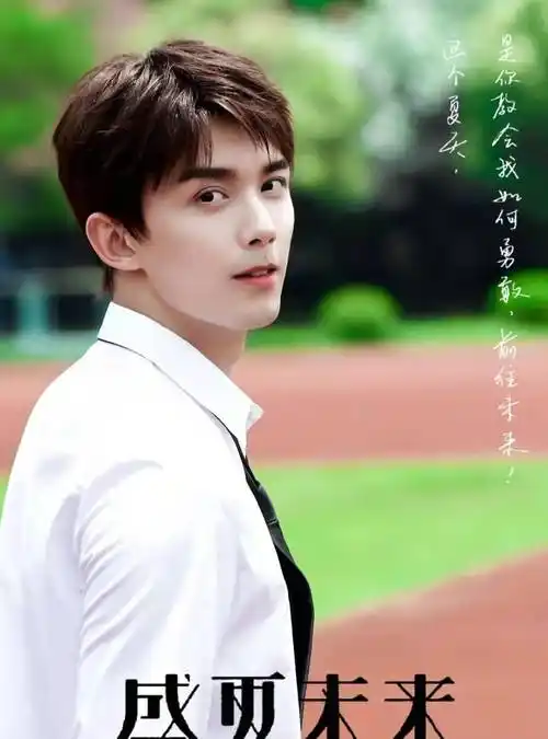 吴磊张子枫毕业照花絮公开两人站在一起就cp感爆棚初恋的感觉来了