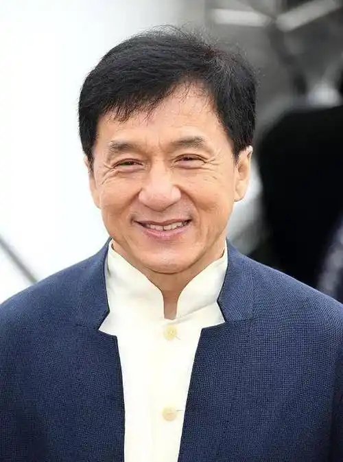 当年成龙跟嘉禾签约,片约不断,从此水涨船高_成家班_张子_兄弟