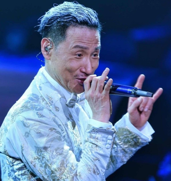 歌神张学友不仅歌唱的好,也非常帅气迷人,最重要的是他对待感情非常的