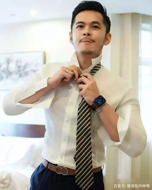 今天为小伙伴们介绍一位帅气逼人的西装帅哥