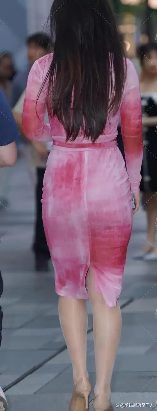夏日必备薄纱连衣长裙,与高跟鞋,长筒丝袜的搭配,轻盈舒适透气