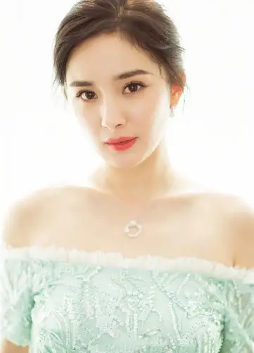 杨幂唯美养眼礼服写真图片