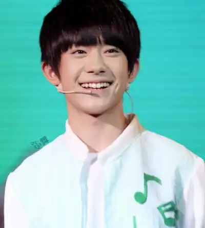 1128易烊千玺15岁生日快乐# 旁有梨颊生微涡.