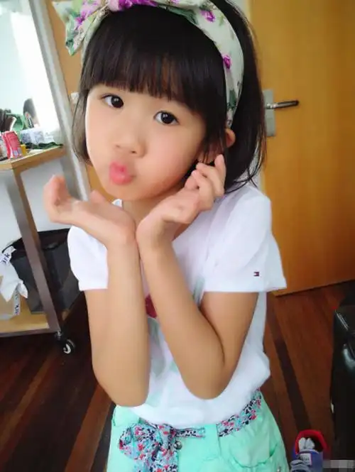 萌娃贝儿爱嘟嘴 鬼马表情萌酥网友(组图)