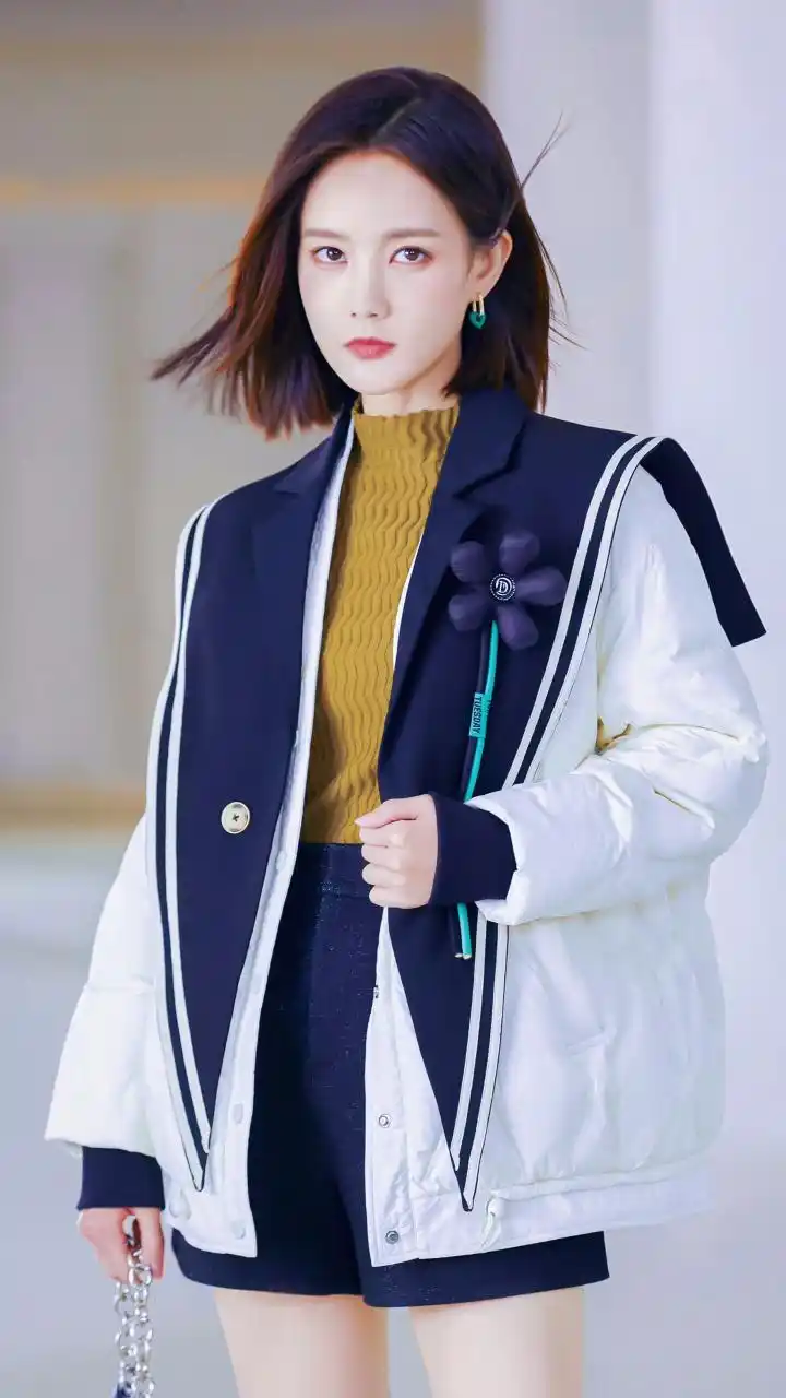 李一桐这套穿搭好清爽,配上短发很凌厉酷飒~#李一桐# #女明星日常穿搭