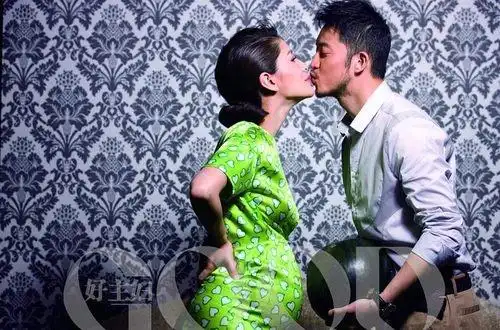 沙溢甜蜜亲吻大肚胡可 为宝宝取名为"安吉"