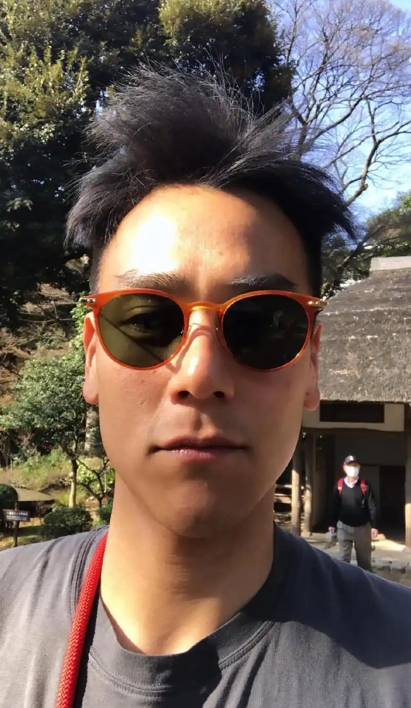 彭于晏0324生日快乐   有自拍!  还是经典的eddie角度.